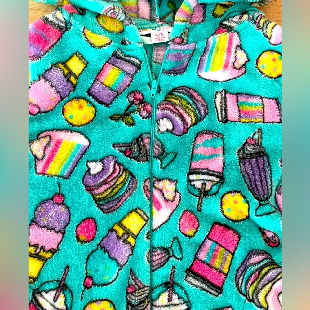 Candypink Girls Onesie- Size 4/5- Super soft, like new